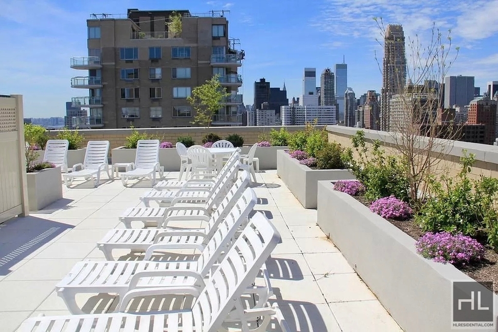 East 75th Street - Photo 13