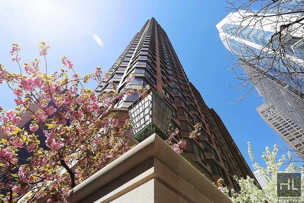 East 39th Street - Photo 4