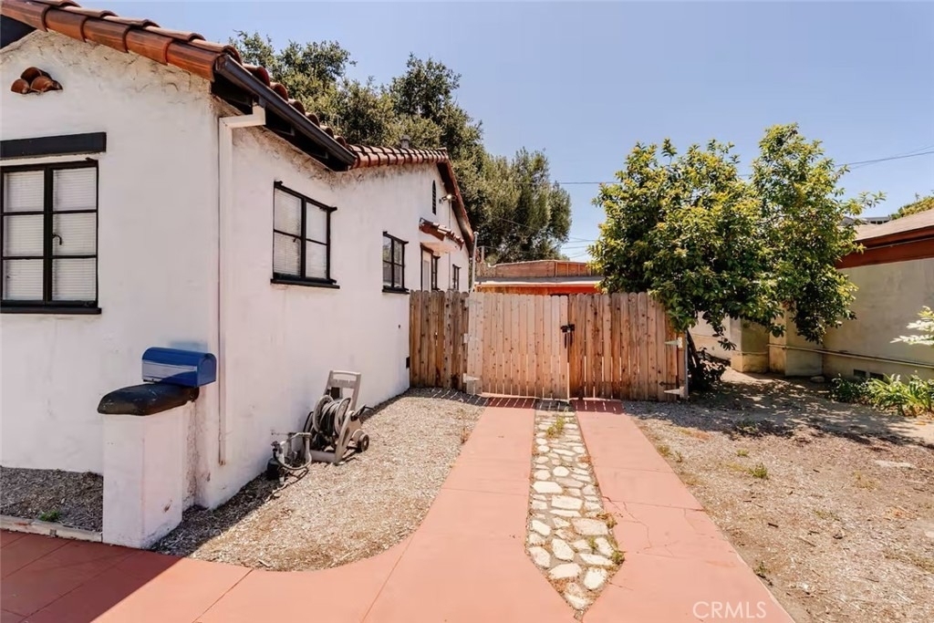 1574 N Orange Grove Avenue - Photo 29