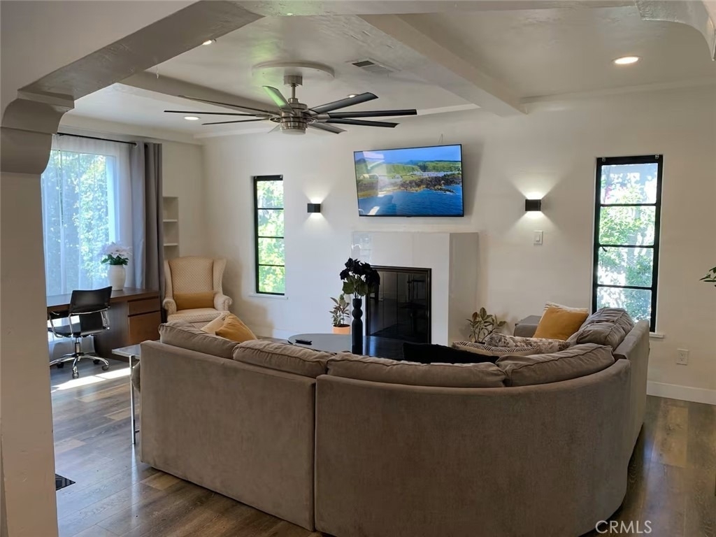 1574 N Orange Grove Avenue - Photo 4