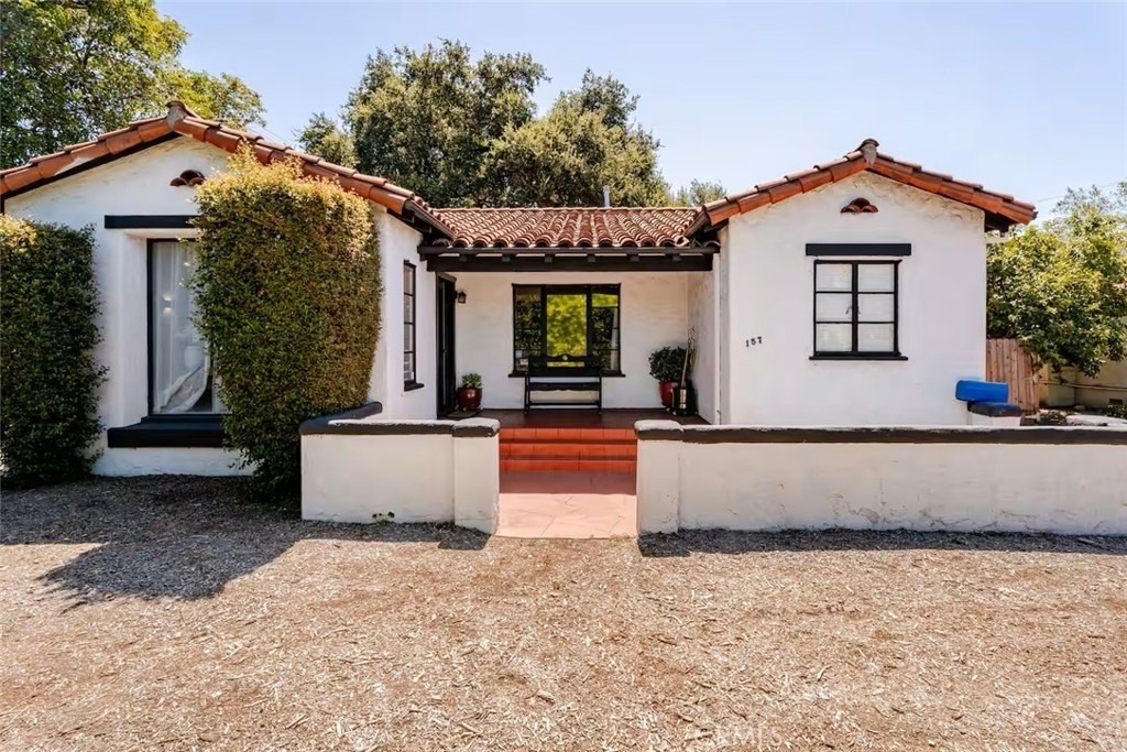 1574 N Orange Grove Avenue - Photo 0