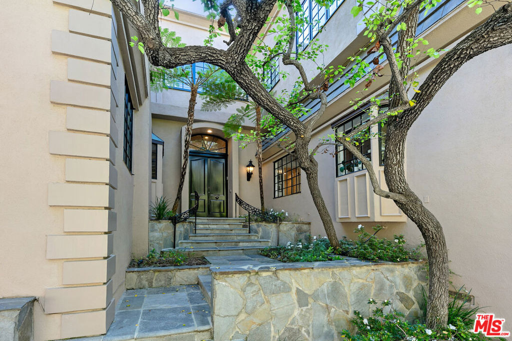 1118 San Ysidro Drive - Photo 0