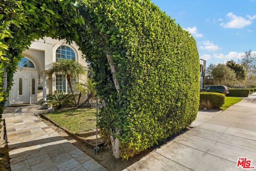 1706 Amherst Avenue - Photo 2