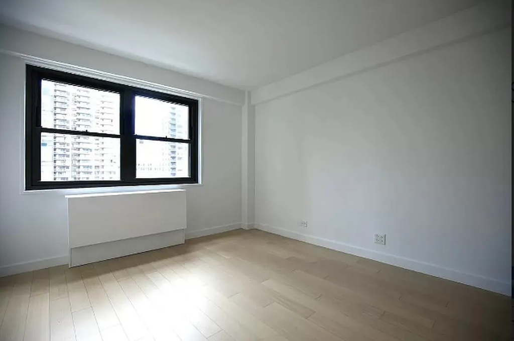 39th Street and 3rd Avenue - Photo 6