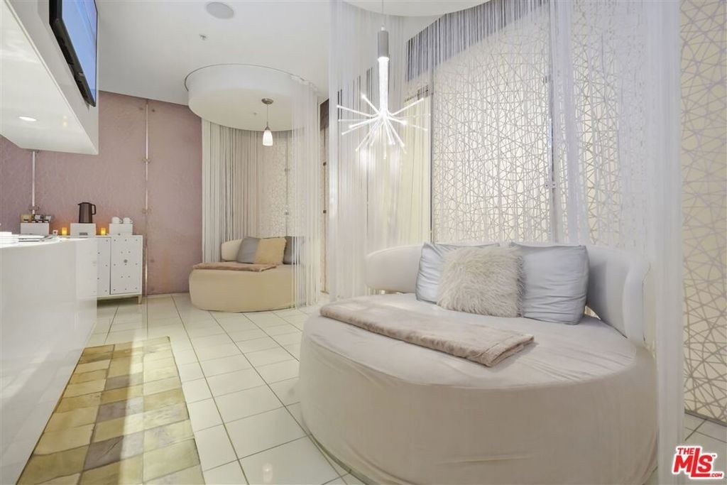 900 W Olympic Boulevard - Photo 32