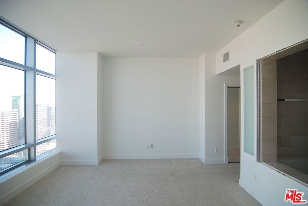 900 W Olympic Boulevard - Photo 18