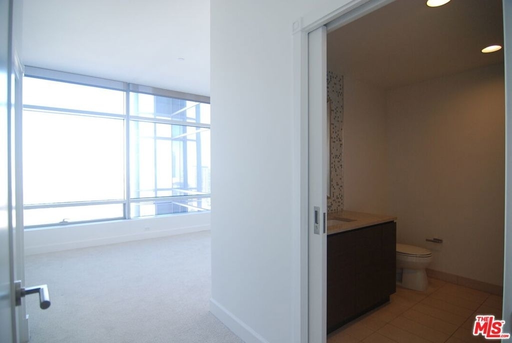 900 W Olympic Boulevard - Photo 11