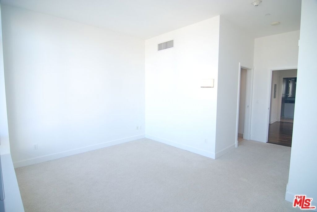 900 W Olympic Boulevard - Photo 12
