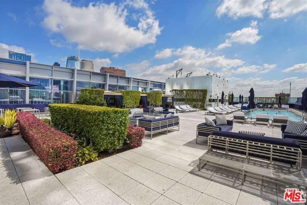900 W Olympic Boulevard - Photo 28