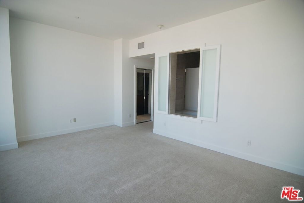 900 W Olympic Boulevard - Photo 19