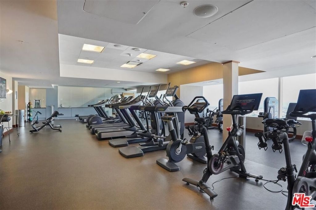900 W Olympic Boulevard - Photo 41