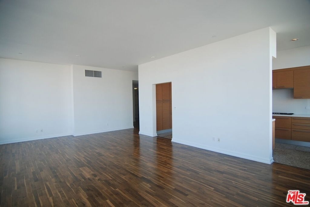 900 W Olympic Boulevard - Photo 3