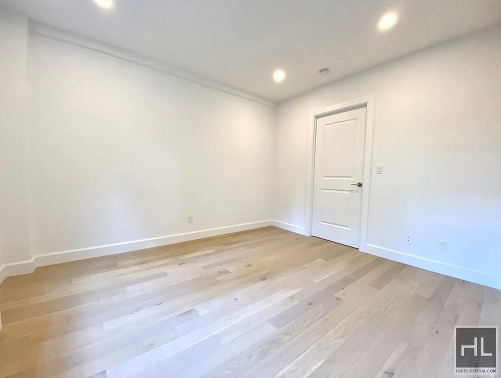East 48th Street - Photo 5