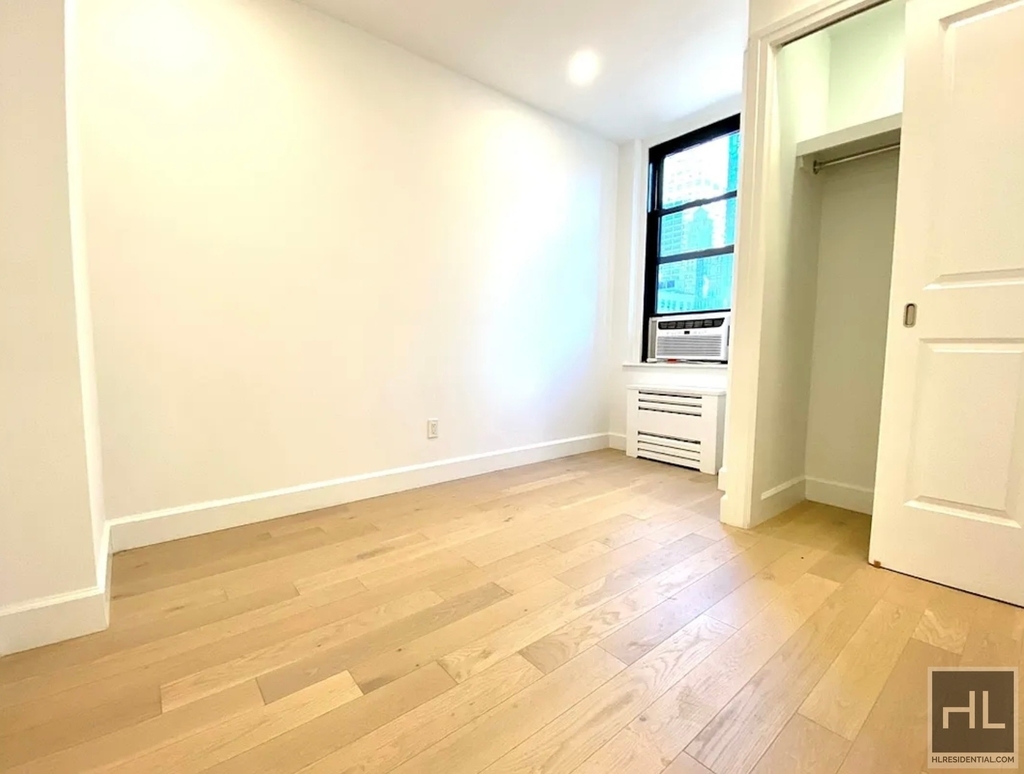 East 48th Street - Photo 8