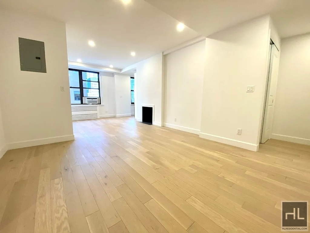 East 48th Street - Photo 1