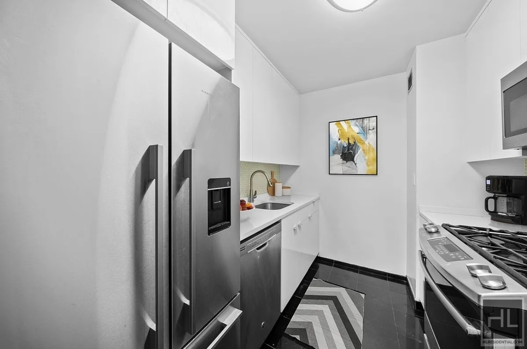 East 72nd Street - Photo 4