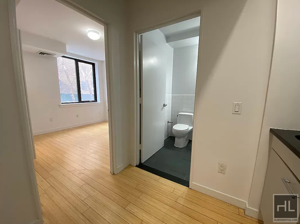 Avenue C - Photo 1