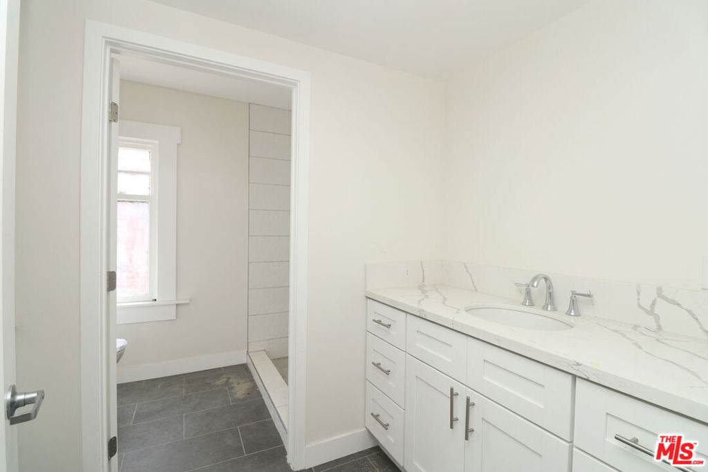 2739 S Budlong Avenue - Photo 26