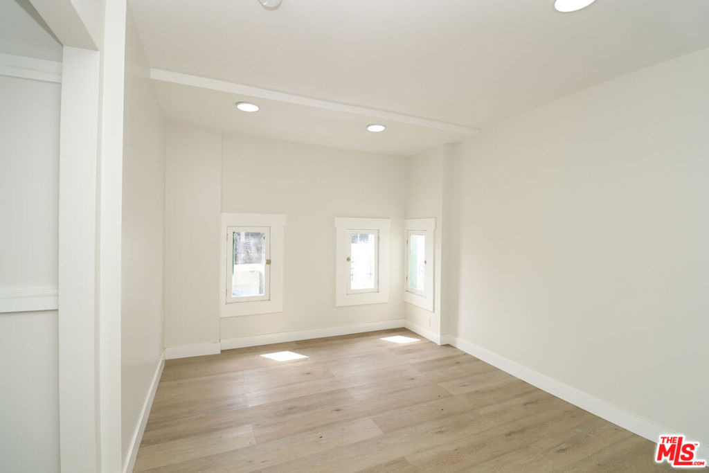 2739 S Budlong Avenue - Photo 24