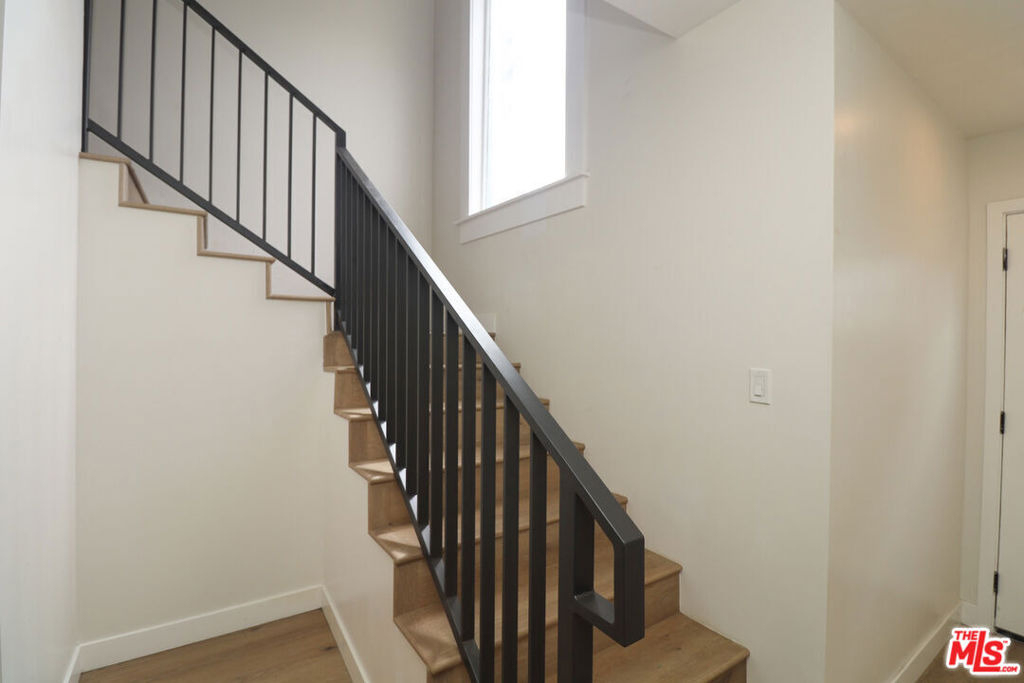 2739 S Budlong Avenue - Photo 16