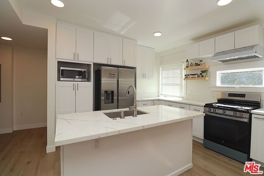 2739 S Budlong Avenue - Photo 9