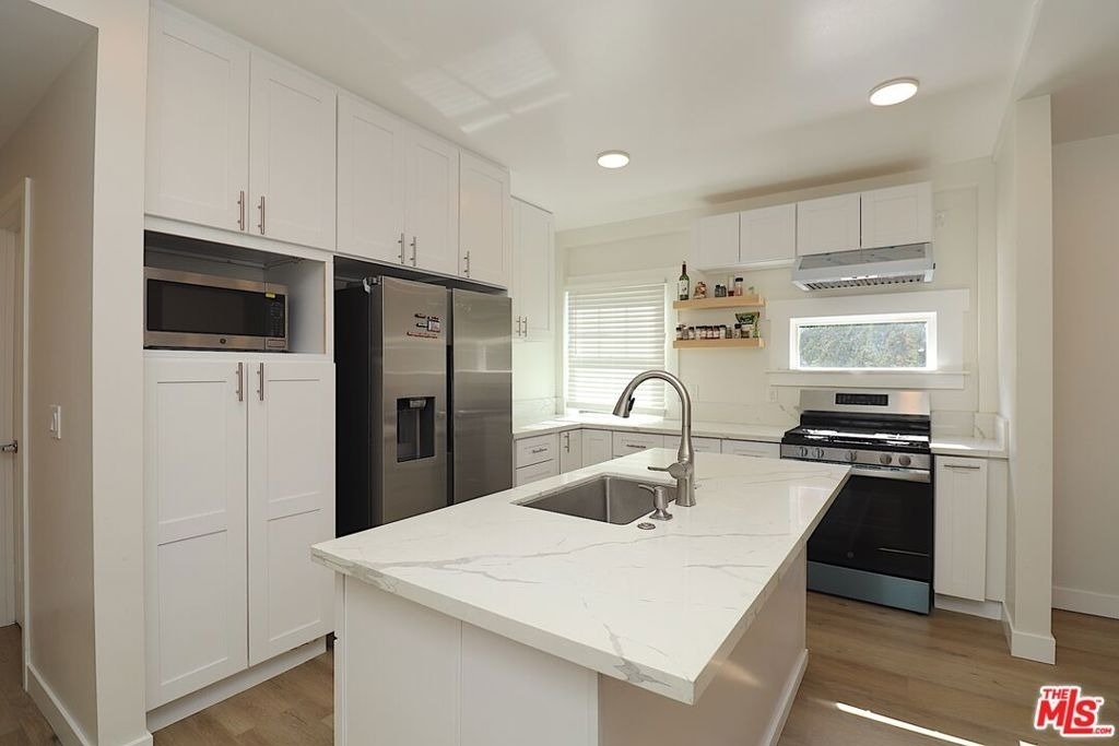 2739 S Budlong Avenue - Photo 8