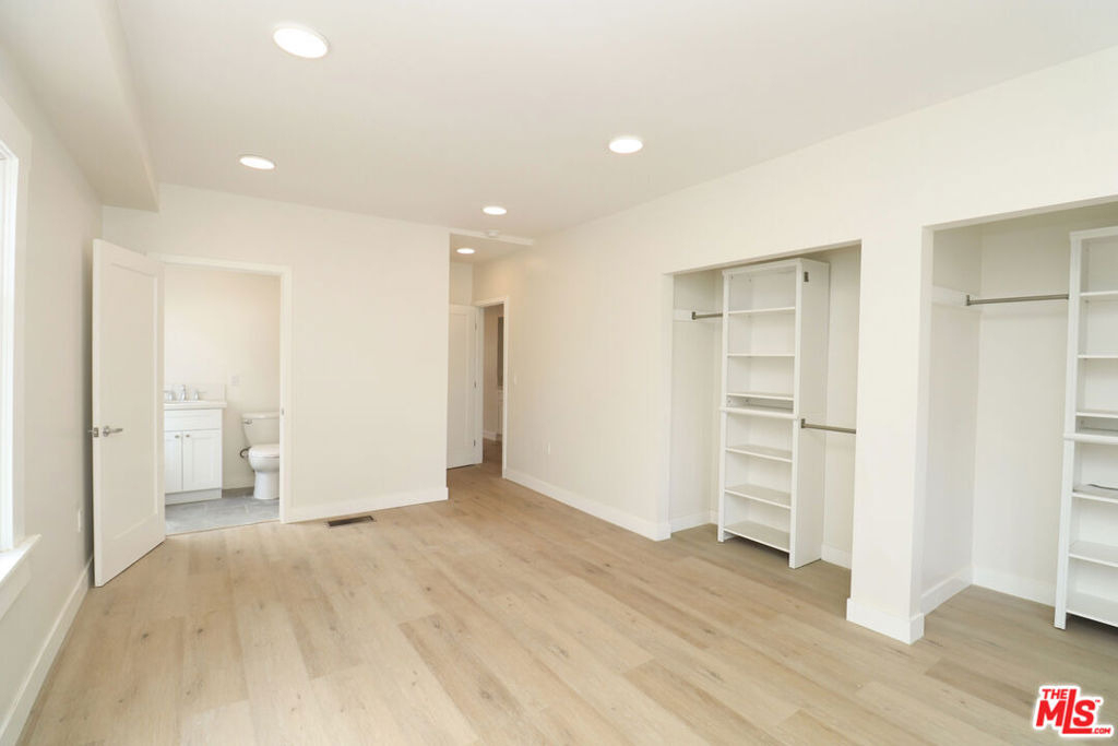 2739 S Budlong Avenue - Photo 22