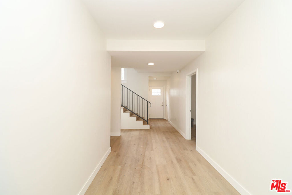 2739 S Budlong Avenue - Photo 15