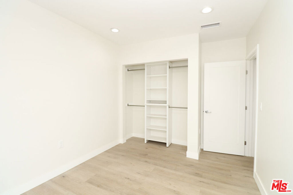 2739 S Budlong Avenue - Photo 19