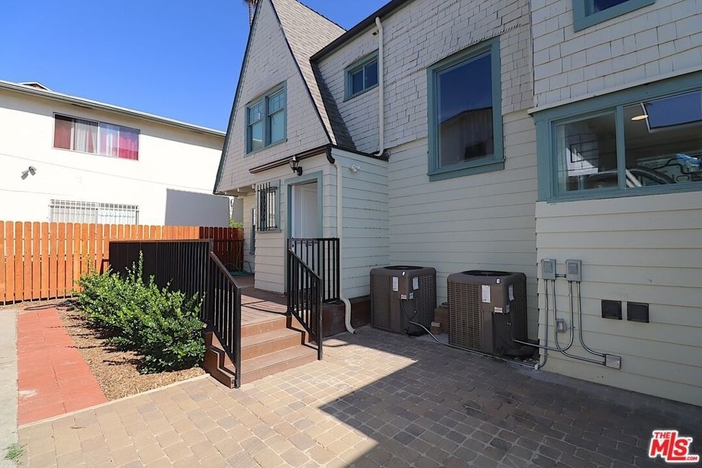 2739 S Budlong Avenue - Photo 30