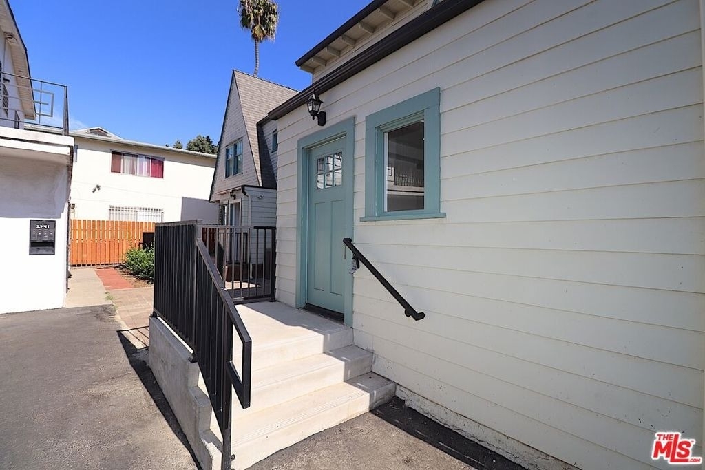 2739 S Budlong Avenue - Photo 29