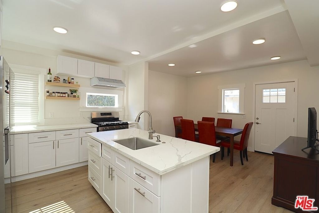 2739 S Budlong Avenue - Photo 6