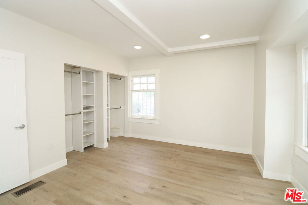 2739 S Budlong Avenue - Photo 21