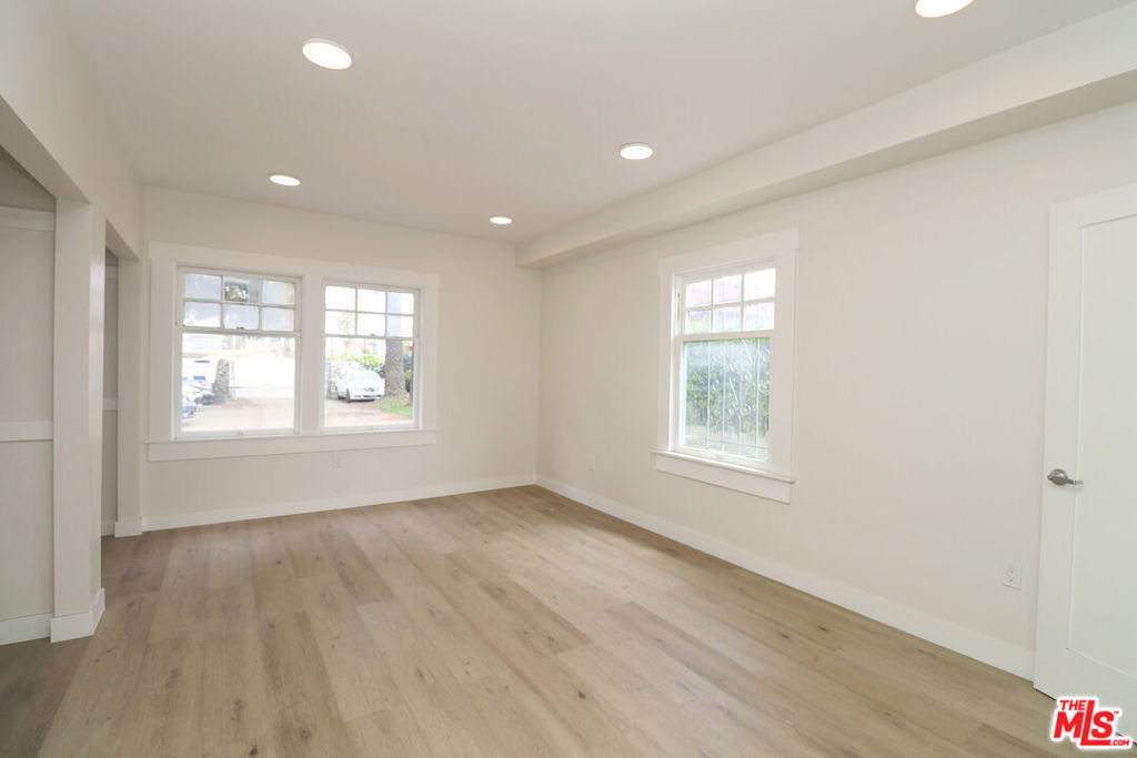 2739 S Budlong Avenue - Photo 23
