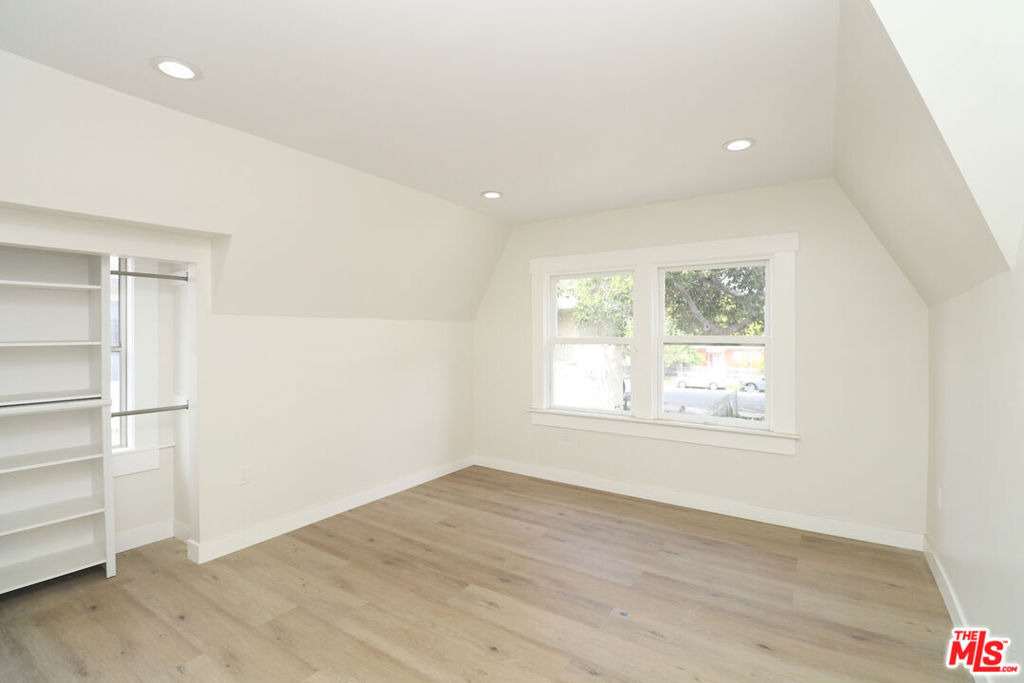 2739 S Budlong Avenue - Photo 17