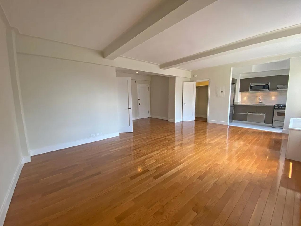 East 58th Street - Photo 2