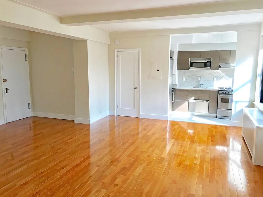 East 58th Street - Photo 1