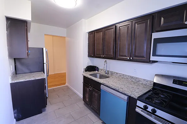 34-15 Parsons Boulevard - Photo 4