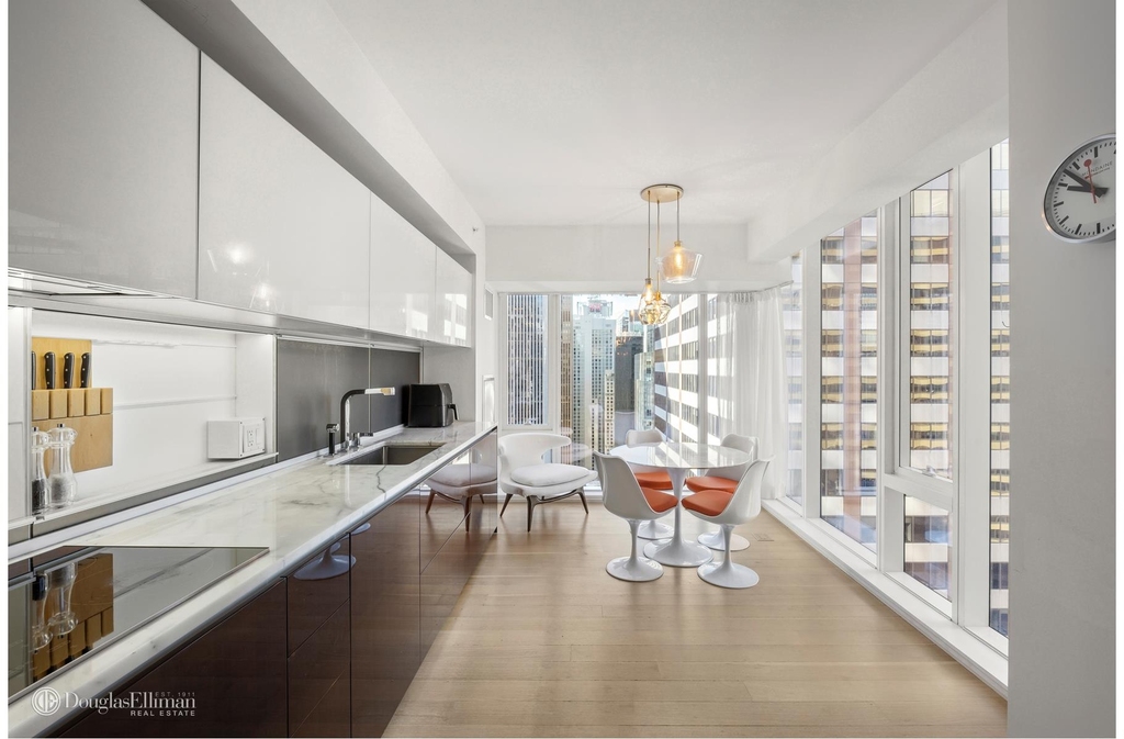 135 W 52nd St - Photo 5