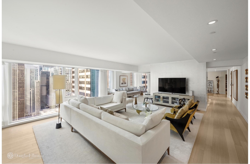 135 W 52nd St - Photo 3