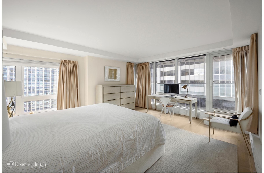 135 W 52nd St - Photo 10