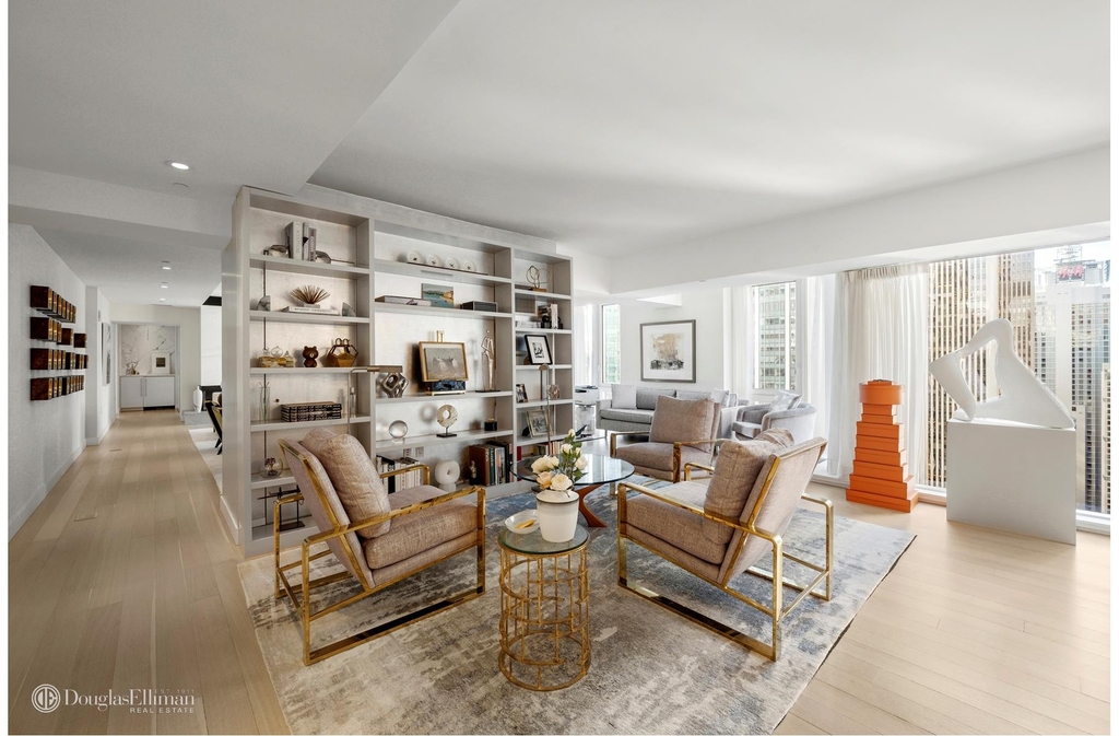 135 W 52nd St - Photo 2