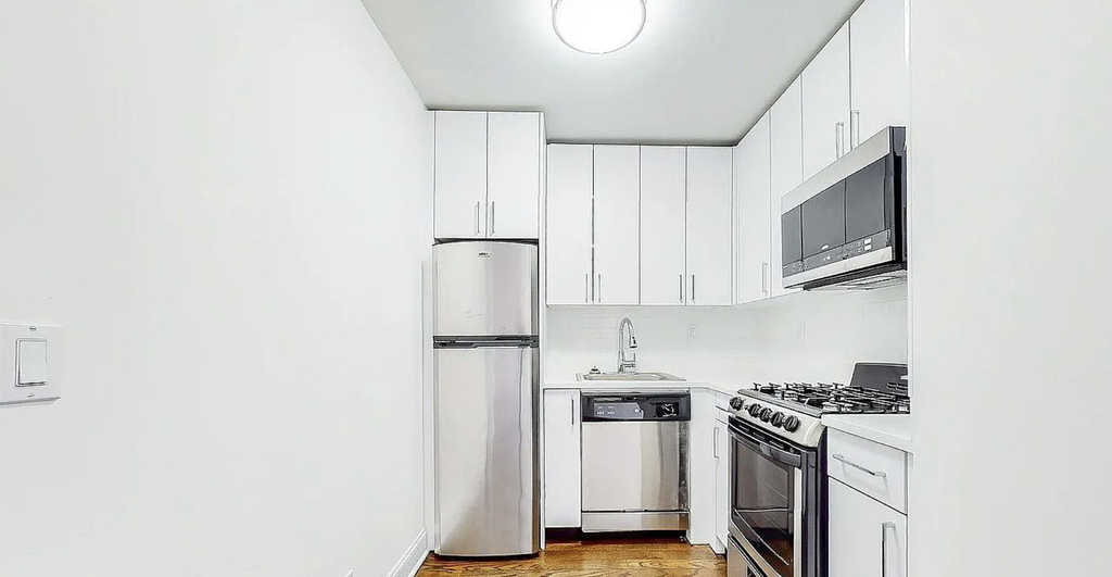 East 16th Street - Photo 5