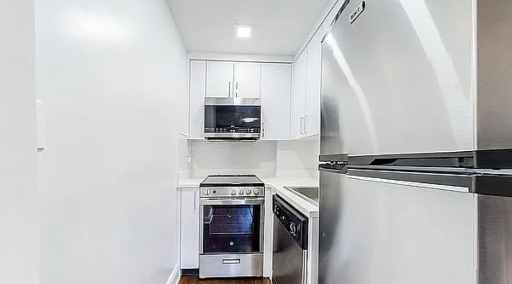 East 16th Street - Photo 4