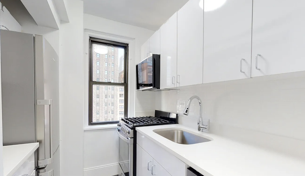EAST 38TH STREET - Photo 2