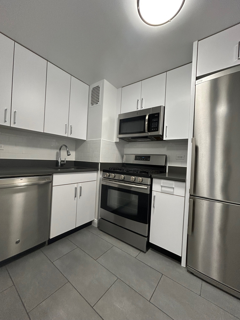 96 5th Avenue - Photo 0