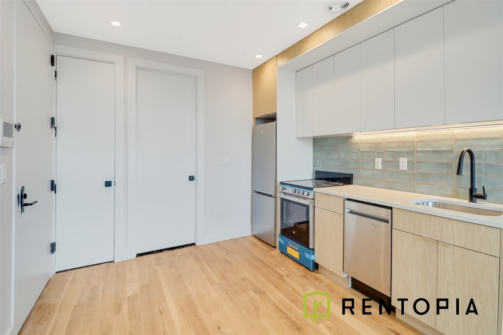 415 Manhattan Avenue - Photo 2