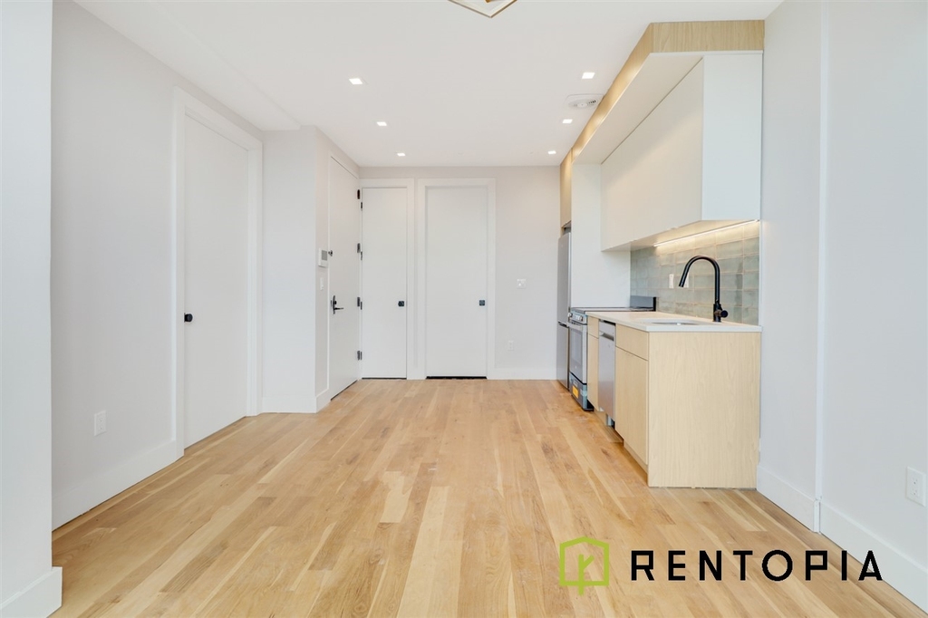 415 Manhattan Avenue - Photo 3