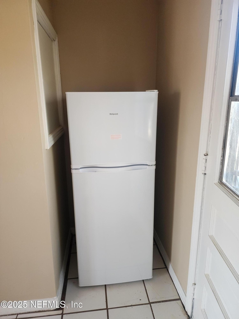 1235 W 5th Street - Photo 2