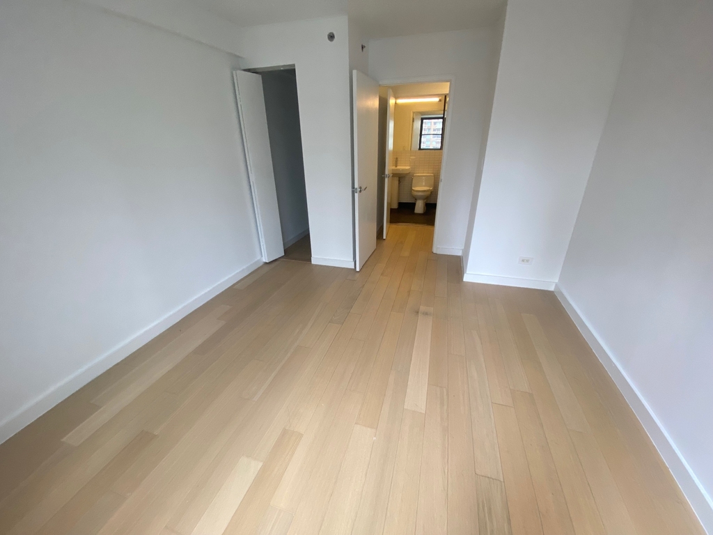 East 39th Street - Photo 6